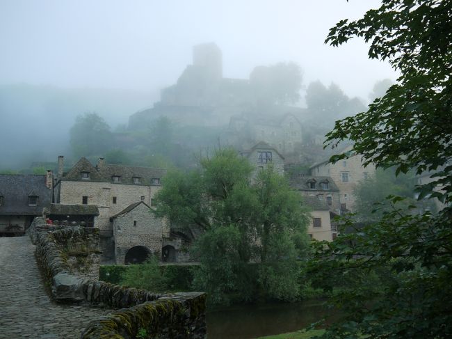 朝もやに霞む城と橋です。