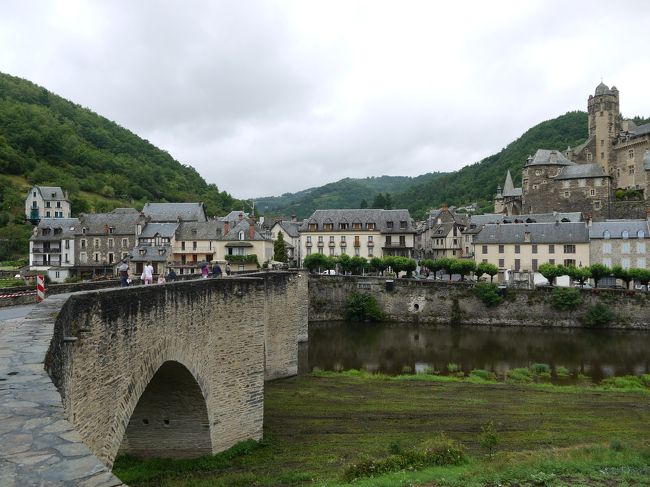 手前から村に通じる橋ですが、やはり狭くて一方通行になります。対向車とほぼ同時に橋の入り口に入りましたが、当方がバックして道を譲るとすれ違う時お礼を受けました。