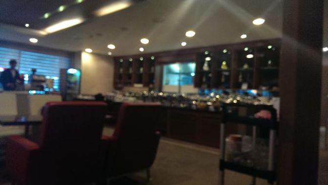 ＨＵＢラウンジ　<br />１１番と４２番ゲート付近にあります。<br />プライオリティパスで利用できます。<br />ビールはサーバーから注ぐ方式で、ワインもありました。料理も一通りありました。<br />チェックインカウンターを眺めながら、過ごすことができます。