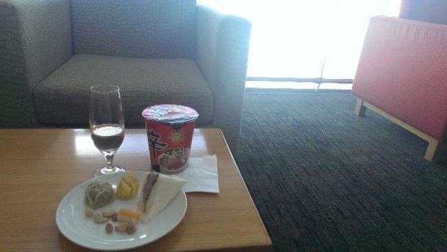 キャセイパシフィック航空ラウンジ<br />アシアナ航空ラウンジの隣にあります。<br />ワンワールドのスティタスを利用しました。<br />さすが、香港の航空会社、料理に点心がありました。サンドイッチの種類も豊富です。