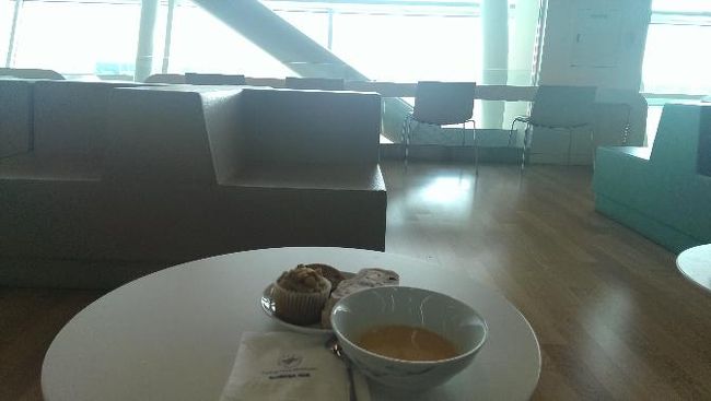 大韓航空（ＫＡＬ）ラウンジ<br />アシアナ、キャセイ、大韓航空ラウンジはかたまって配置されています。<br />プライオリティパスも利用できます。<br />アシアナ航空と違ってこちらは大韓航空の青と白を基調とした明るい雰囲気のラウンジです。<br />パスタやスープもありました。