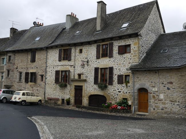 ８番目はサン・コーム・ドルト（Saint-Come-d'Olt）に行きました。<br />雨が降っていたためか、しっとりとして落ち着いた村でした。観光客も少なかったです。<br />（駐車場の情報）<br />村の中心に４０台くらい。地元の車と共用のように見えました。