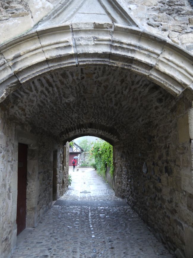 村にある建物のトンネル（？）です。