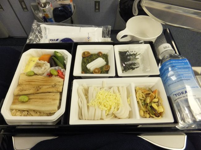 今回は写真でメニューを見せてもらえたので、選ぶ時に良かったです。<br />こちらは和食のアナゴご飯。<br />美味しかったです！<br /><br />最近、日本の大手航空会社のエコノミークラスの食事も以前より力を入れているとテレビで紹介されていました。