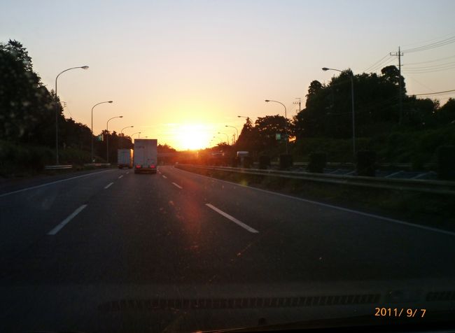 朝の便なので深夜に娘の運転で自宅を出発<br />途中から息子に運転を変わり<br />成田近くで日の出を拝む・・・<br />（子供達が運転できると楽でいいわ〜）