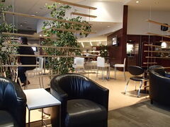 アエロプランの35Kではラウンジを使えないと思っていたのですが国内線のラウンジは使用可能と言う事なので利用させていただきました。
