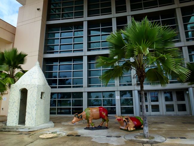 ゲートが開くまで時間があったので散策<br />空港にも水牛のオブジェ・・・<br />グアムにはカラフルな水牛のオブジェがたくさんある