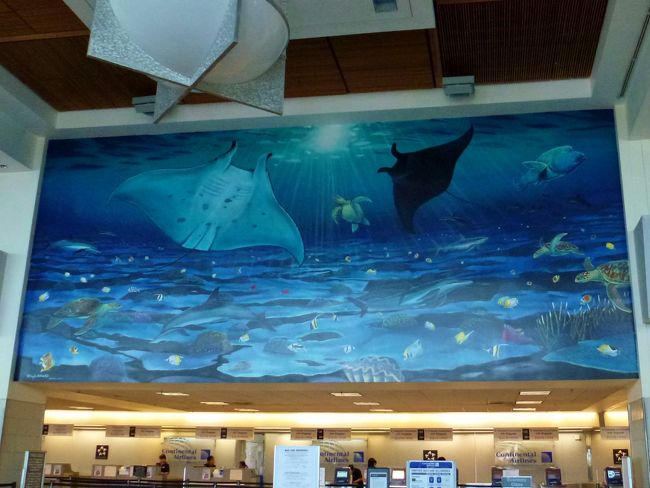 空港到着<br />出発ロビーにはマンタの大きな壁画