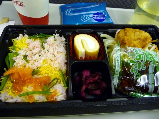 帰りの機内食もお弁当タイプ<br />カニの海鮮ご飯とから揚げがのったうどん<br />（温かいお味噌汁付き）<br /><br />帰りも娘と息子が車を運転してくれるので<br />スパークリングワイン（スカイタイム割り）を飲む・・・<br />運転手がいるといいね〜<br /><br />アッという間に成田到着<br />車を受け取り、夜の高速をひた走り<br />その日のうちに自宅到着<br /><br />お昼はグアムで食べていたのに<br />夕食は自宅で・・・良い時代だね〜
