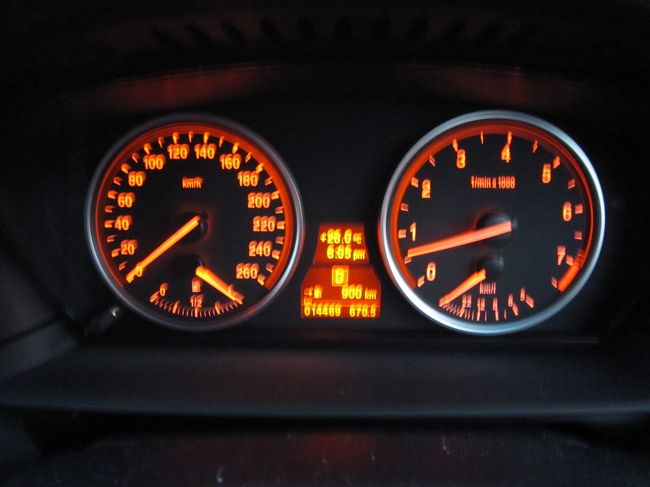 9/13　走行可能距離 900キロ<br /><br />ガソリンスタンドで給油した直後のメーターです。<br /><br />このクルマ、あと900キロも走れるんだ。<br />思ったより、燃費良いなぁ。<br /><br />結局、最高920キロくらいまでいきました。<br />記念に残しておきます。<br />