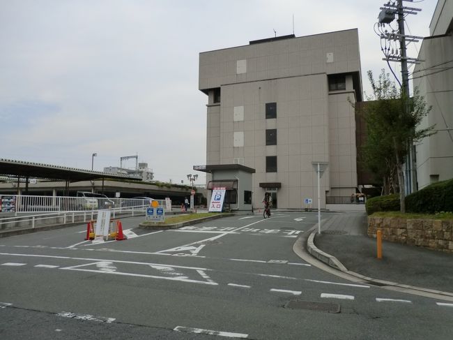 奈良市役所、駐車場の入口です。大通りには面していません。午前9時から午後5時まで。奈良公園方面に行くわけですが、行は、上り坂、帰りは下りで楽ちん。ということで自転車は変速付がベストです。隣にイトーヨーカドーがありますが、バーがついているため夜中、勝手には入れませんしマナー違反です。