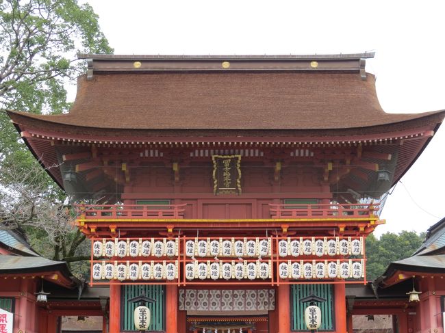 楼門<br /><br />三間一戸、十三入母屋造で、屋根は檜皮葺。