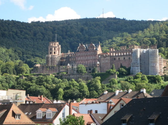 ハイデルベルグの丘の上にはハイデルベルグ城があります。<br /><br />一時期廃墟のようになっていたそうですが、建て替え工事も進んでいます。<br /><br />ケーブルカーに乗り、城に向かいます。<br />