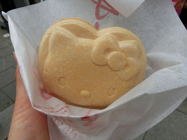 キティーちゃんアイス最中（苺ミルク味）♪♪<br /><br />この日はお祭りだから特別！？ということで、店内の商品を1000円以上購入すれば通常300円で販売のアイス最中がプレゼントだっていうから1000円購入。。。<br /><br /><br />