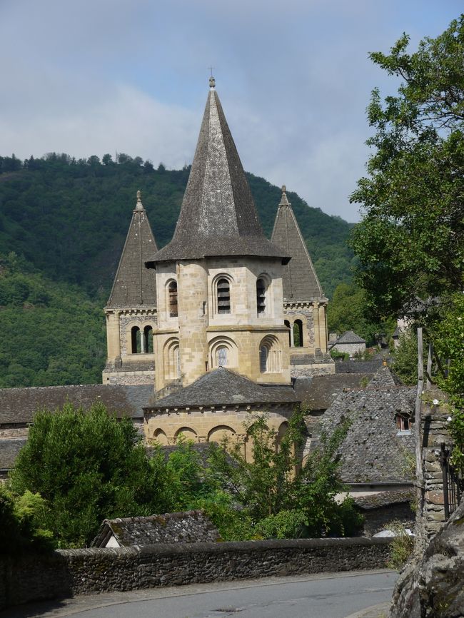 アバシアル・サント・フォア教会です。村の比較的下側にありました。駐車場からこの道を通り村内に入ります。