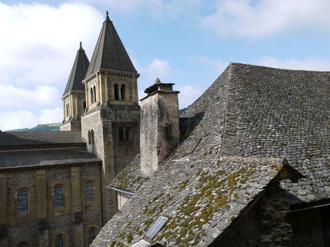 アバシアル・サント・フォア教会と、手前は民家です。民家の屋根には苔が生えていました。