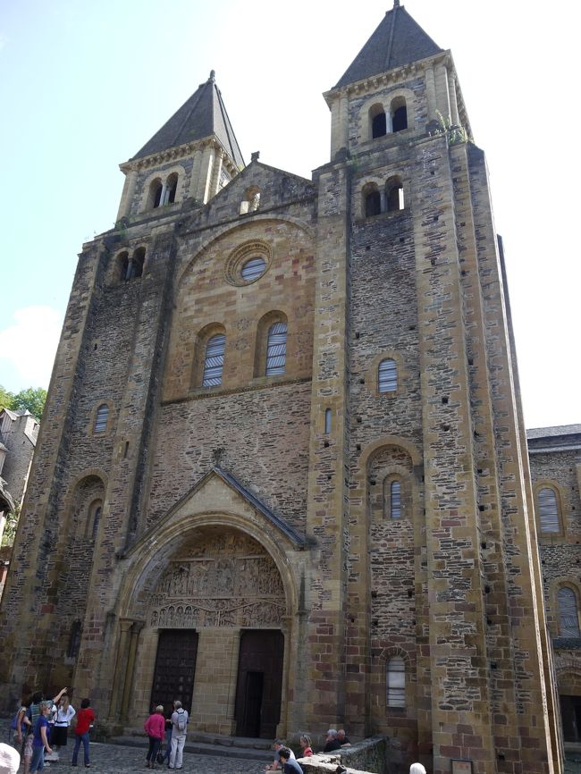 アバシアル・サント・フォア教会の正面です。他の村と比べて大きく壮大でした。