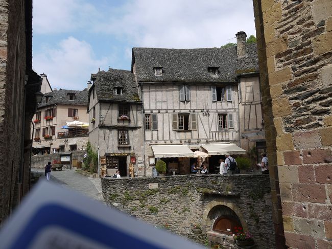 教会方面からみたレストランや土産物屋です。