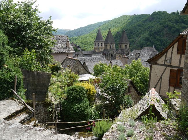 村の上の方から見た教会の尖塔です。