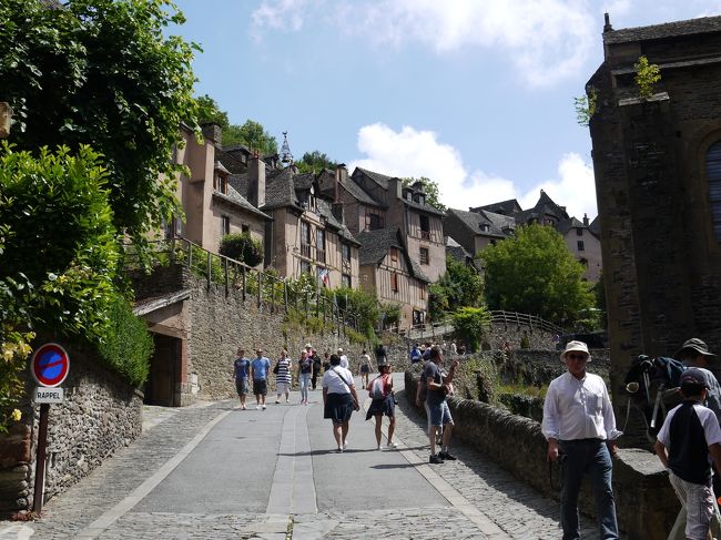 村内を横断（横方向）するメイン（と思われる）通りです。右側（下の方）に教会やレストラン・土産物屋など、左側（上の方）に主に民家が広がっていました。上の方にあり革製品の店で財布などを購入しました。