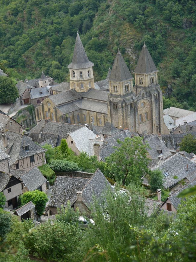 村の上の道からコンクの教会や村を撮影しました。次の村に行こうとしたところ、オランダ人のご夫婦にここは撮影スポットだよと教えていただき、お互いのカメラで相手の撮影をしました。