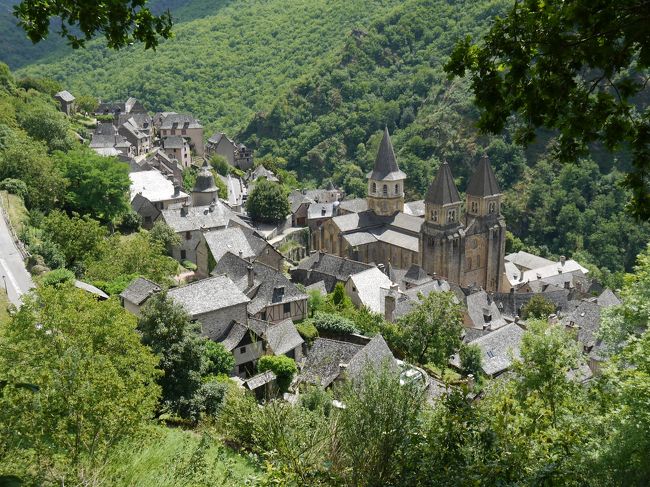 この写真も前と同じ場所から撮影した教会と村の景色です。コンクを紹介する写真は、恐らくしばしばこの場所から写しているのだと思います。