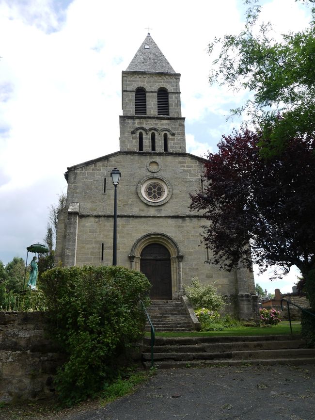 １１番目はカルダヤック（Cardaillac）に行きました。<br />この村はこじんまりしており、また観光地化されておらず、観光客もほとんどいませんでした。店も見た範囲ではカフェ兼土産物屋が１件しかありませんでした。<br />途中で会った地元の老ムッシュに挨拶したら、あそこに塔があるし全て無料だからよく見ていってねと言われました。落ち着いた素朴な村で、好印象の村でした。<br />この写真は村の入り口にある教会です。<br />（駐車場の情報）<br />教会の手前左側に４０台分くらい。中心に駐車スペースがありました。ともに空いていました。