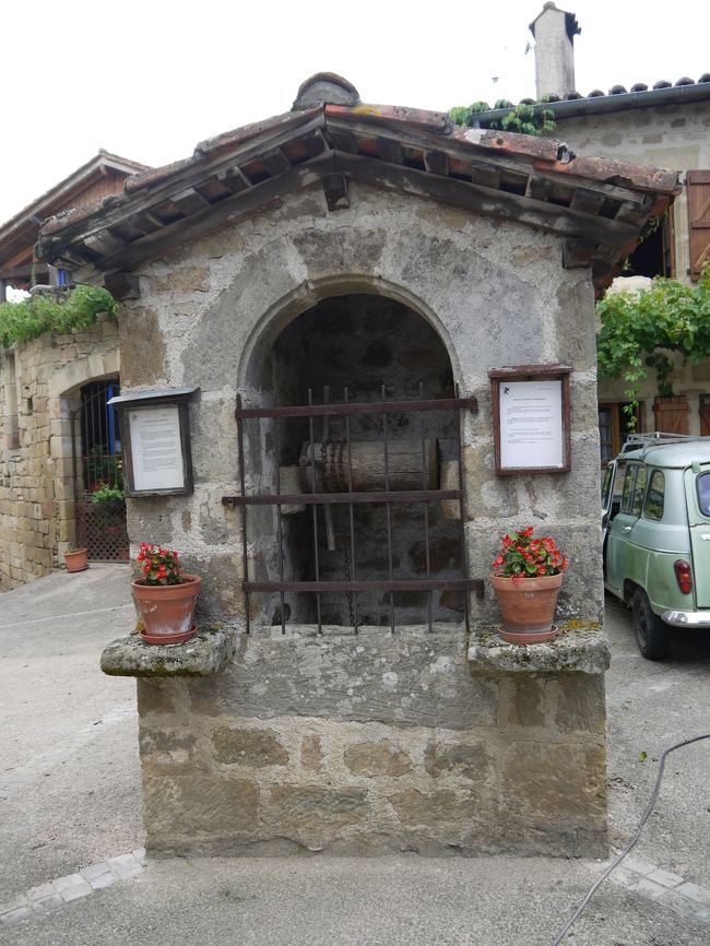 村の中心辺りにあった、使われなくなった井戸の跡と思います。