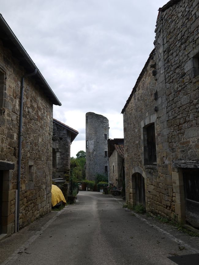 村の通りから見た一つ目の塔（おそらくサーニュの塔）です。