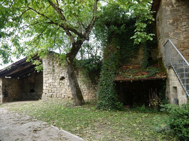 今は使われていない馬小屋や、農機具の小屋でしょうか。