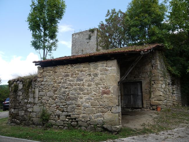 村内の建物です。納屋のようなものでしょうか。