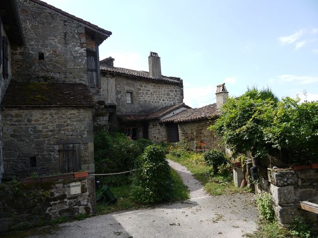 村内の建物です。素朴な感じを受けました。