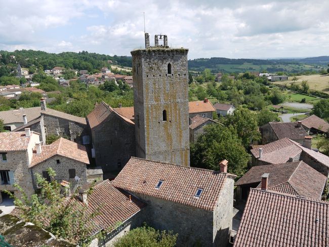 ２つ目の塔です。３つ目の塔の屋上から撮りました。屋上に鐘がありましたが、この塔には登ることはできませんでした。