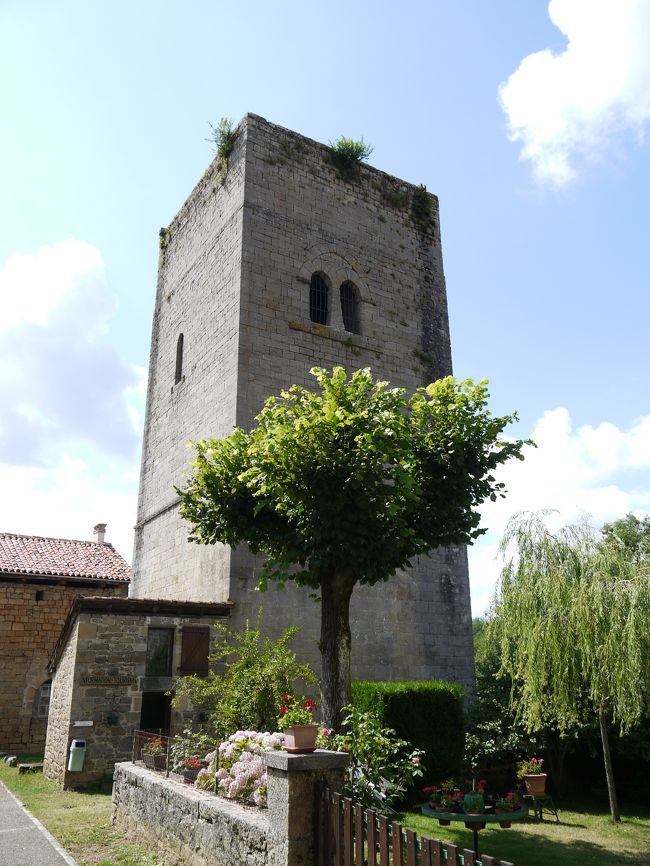 ３つ目の塔で、この塔のみ登ることができました。２階（あるいは３階？）には外階段を使って登り、３階（４階？）以上と屋上には内部の石の階段を使って登ります。屋上への階段は狭く急で、登り降りとも怖かったです。屋上も簡単な囲いしかなく、気を付けました。