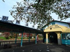 10：30　上田電鉄別所線/別所温泉駅

昭和25年建築、寅さんにも登場した木造駅舎。
観光案内所を併設してます。


駐車場有り