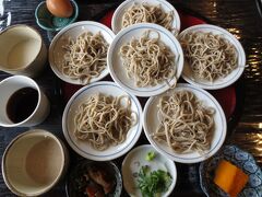 11：20　塩田（しおだ）の館/食事処 北条庵

上田藩主仙石氏が上田藩から出石藩にお国替えになった際、上田から連れて行ったそば職人が出石のそば文化との融合で作った「皿そば」
上田でも食べられことになった事から「里帰りそば」と呼ばれています。

新そばまつり期間中で通常5皿が1皿サービスで6皿に！


皿そば　700円（＋くるみだれ/150円、とろろ玉子/150円）
天ぷら（玉ねぎのかき揚げと金時草）　200円