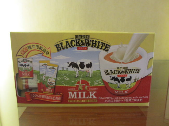 てことで、7種類中5種類にはお目にかかっているということがわかりました。<br />なんとも半端、たいしたレポにはなりませんでしたねえ・・。<br /><br />このカップ、<br />いろんなツテを使い手に入れているブロガーさんが、<br />もうこれ飽きた的なこと書いてて、ちょっとムカつきましたが＾＾；<br />あと2柄に出会うまでがんばります？！<br /><br />写真は、最近売り出された個分け包装<br />やはり味は濃厚で、コーヒーに入れるとドカンと味を変えてしまい、<br />家人には不評です(笑）<br /><br />はぁ・・<br />旅行の予定が無いので、こんな検証してますが・・<br />年末の空席待ち取れないかなーーー<br />