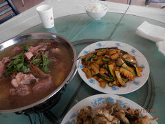土曜１１時半。「継昌飯店」一皿が結構多い。火をつけてフツフツ羊肉入りスープをご飯にかけて食べる。