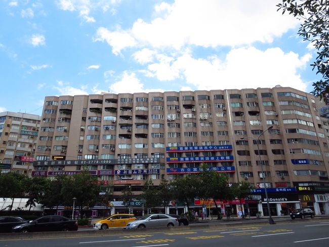 忠孝復興駅を出たところ。<br /><br />そーいや、この建物の地下にチャイナドレスなんかを作ってくれる布市場があって、7年くらい前に来た記憶があります。今はもうないかな、多分。