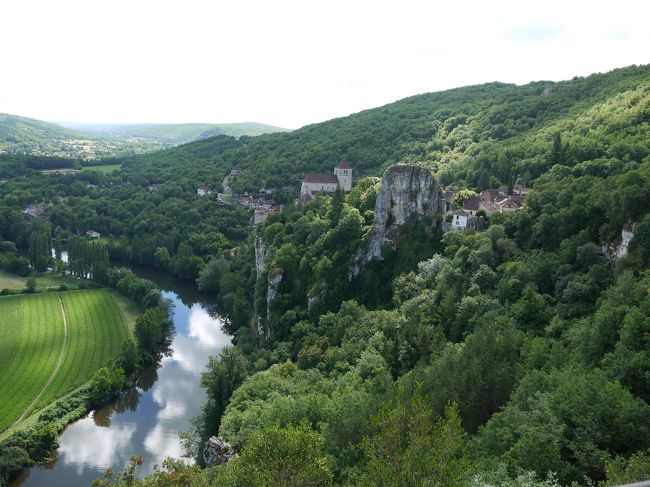 １２番目はサン・シル・ラポピー（Saint-Cirq-Lapopie）です。<br />この村はフランス人にも人気ある観光地とのことで、整備もよくされていました。一度は訪れてみたいと思っていました。ロット川を真下に臨む断崖の上に村があります。写真を見ると分かるように、緑豊かな山林とロット川の流れ、その左側に農地が広がっています。村の上にある駐車場から撮影しました。<br />（駐車場の情報）<br />村の下側に台数は不明ですがありました。村の直ぐ上に５０台以上（４ユーロ）、さらに進んだ上方に３０台以上（３ユーロ）ありました。写真はここから撮りました。さらに上の方で村が見えない場所に無料と思われる所が３０台くらい。