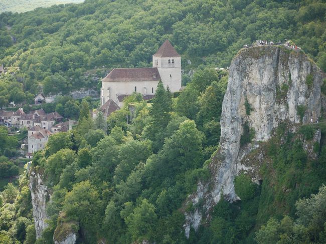 前の写真をさらにズームして撮影しました。右側の一枚岩の上に人が大勢いて、びっくりしました。