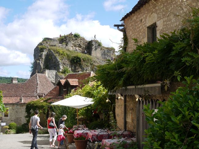 前の写真の岩を村内から撮影した写真です。村内から岩の頂上まではそれ程高くなく、岩の階段を登って頂上に行けます。