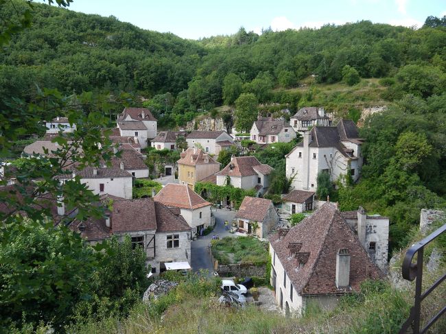 この写真も前の大きな岩から撮影した写真です。断崖絶壁の岩の内側は、比較的平地な村がありますが、写真の左に向かって下がっています。