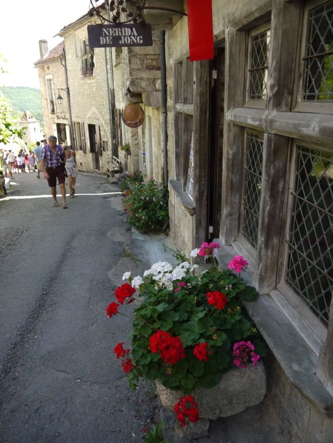 村の様子です。レストランや土産物屋がありました。