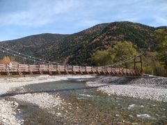 明神橋は河童橋の上流に架かっています。
