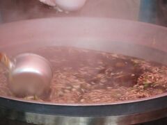 片手にかき鍋を持ち、あまり列のない、大和町の「舞茸汁」（１００円）もゲット〜〜！

大和町の特産品である舞茸と、大和町の清流で育った渓流魚のつみれが入った地場産品いっぱいの舞茸汁です。

舞茸って、好きなんですよ〜〜！

うっかり・・・この椀だけ撮るのを忘れちゃったけど・・・お醤油ベースに舞茸いっぱい〜！舞茸の香りいっぱい〜！でした。

ふぅ・・・さすがにもうこれ以上食べるのはムリです・・・。

でもチェックした鍋を大体食べることができました。

今日、食べられなかった仙台市「芋煮」、塩竈市「藻塩入り塩竈汁」、亘理町「鮭のあら汁」、松島町「かき鍋」、七ヶ浜町「ボッケ鍋」、大郷町「モロヘイヤしんこ餅鍋」、大衝村「キムチ鍋」は、また来年にでも〜〜！