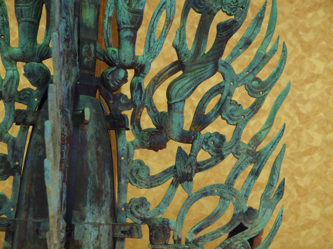 写真で　複製で　眺めた　飛天<br /><br />すいえんの　あまつをとめが　ころもての<br /><br />ひまにもすめる　あきのそらかな<br /><br />　　　　　　　　会津　八一