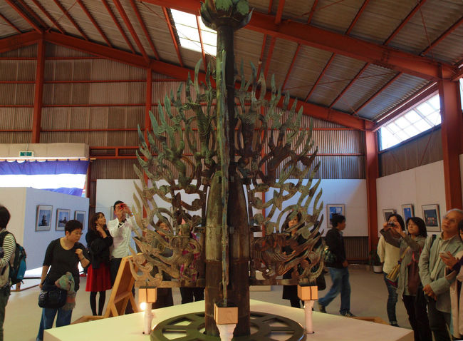 連休なのに<br /><br />　意外と空いていて<br /><br />　　四方から充分に眺める事が出来る。