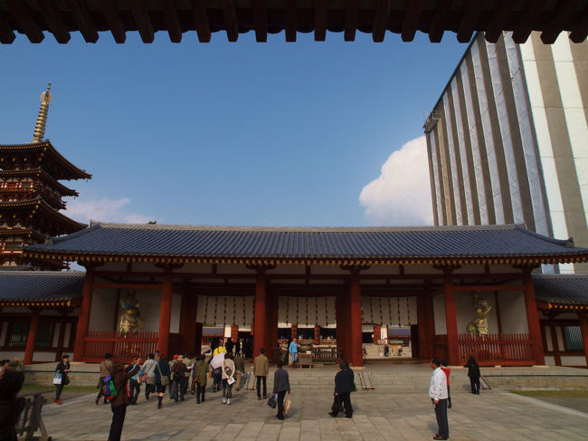 南門から見る中門　そびえる　工事覆屋