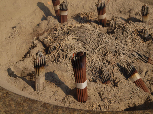 線香を焚き手を合わせ